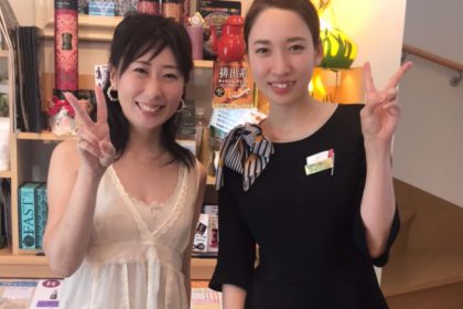 店内で写真を撮る2人の女性。