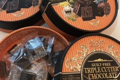 チョコレートの缶が 3 つ並んでいます。