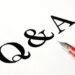 Q&A と書かれた赤いペン。